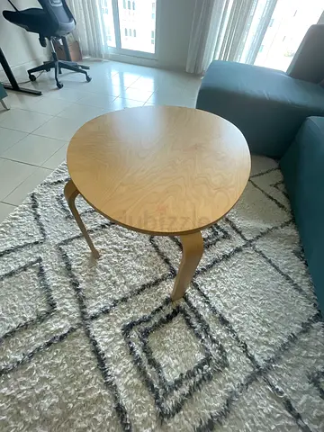 Round Scandinavian-style wooden coffee table - light oak finish