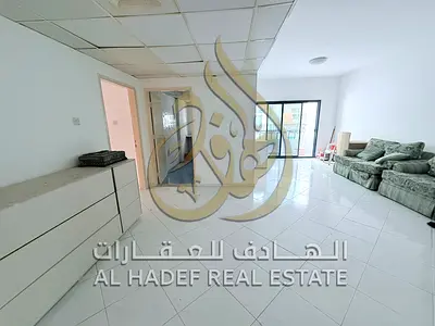 شقة غرفتين وصالة للإيجار السنوي في المجاز 3 – عقد شيرينج صريح – بلكونة – خزائن بالحائط – دفعات مرنة 4 إلى 6 دفعات – الشارقة