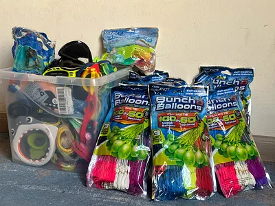 Goggles and self sealing water balloons set