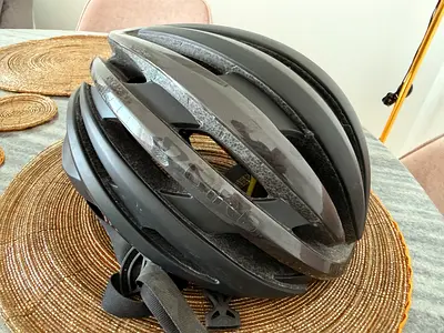 Giro Cycling Helmet – For Sale  Stay safe and ride in style with this genuine Giro cycling helmet.