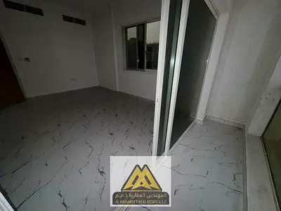 غرفه وصاله مساحة كبيرة مع بلكونه اول ساكن بمنطقة العالية بجوار جميع الخدمات والطرق الرئيسيه