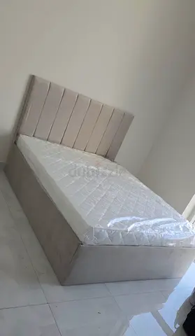 New Queen sizebed with storage and new mattress - light grey upholstered