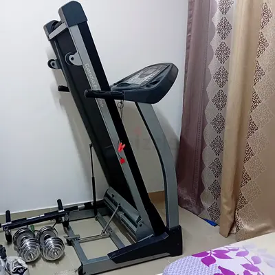 Foldable treadmill used only 5 or 6 times - very good condition