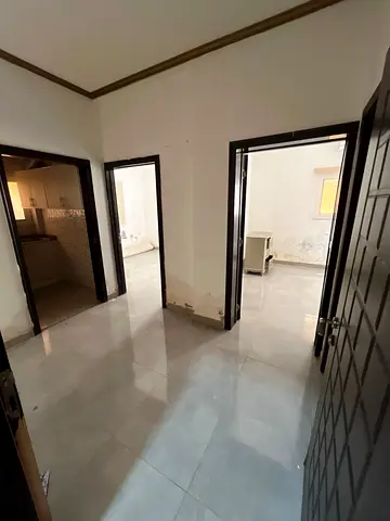 على شارع رئيسي / تملك حر / سكني تجاري / موقع استراتيجي / على مخرج الشارقه