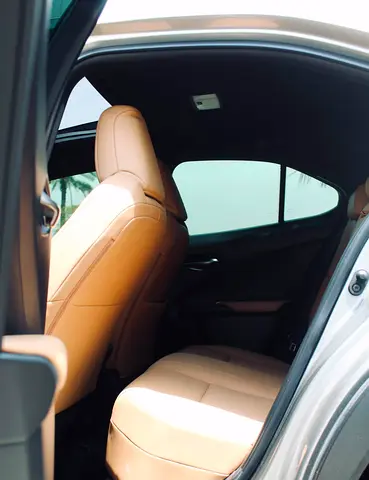 صورة 10 لـ 2023 Lexus UX-SERIES