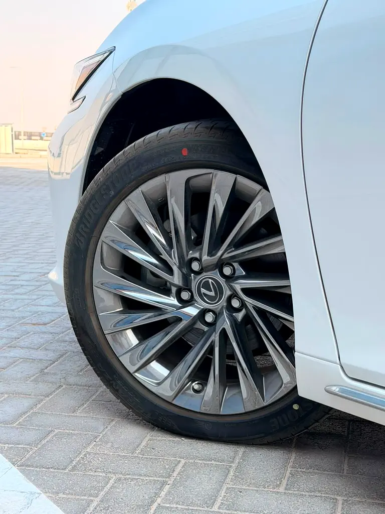 Lexus ES-Series 2025