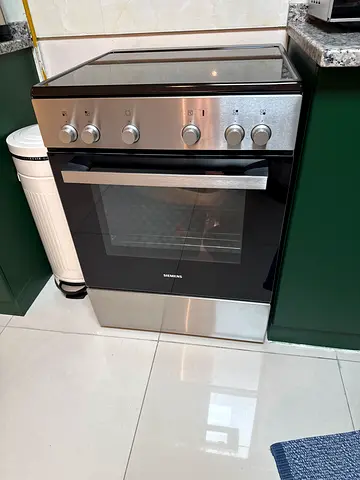 Samsung freestanding electric cooker with oven - excellent condition
