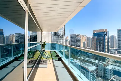 Spacious Marina Residence | with Balcony | Modern Interiors