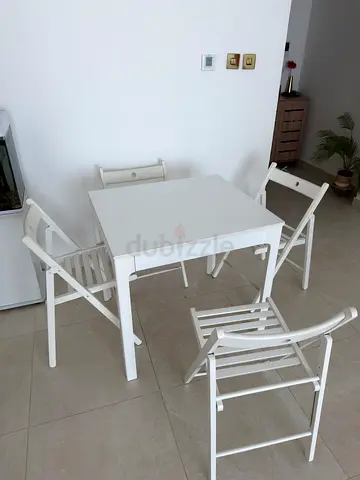 IKEA extendable 2/4 seater dining table with 4 folding chairs - compact set
