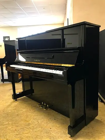 Yamaha UX10 Upright Piano – Glossy Black