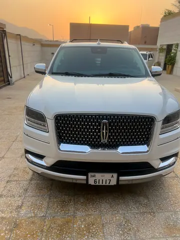 صورة 2 لـ 2021 Lincoln NAVIGATOR