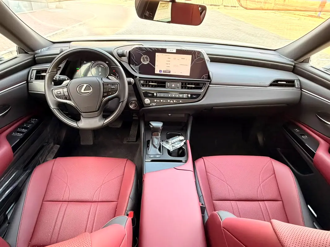 Lexus ES-Series 2025