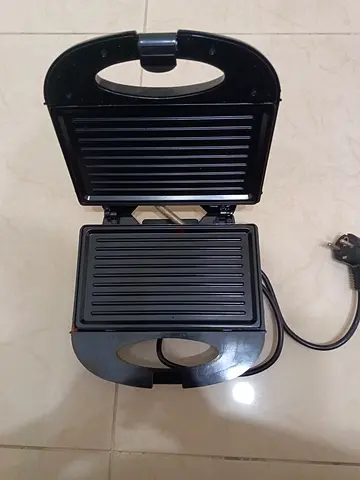 Small electric sandwich/grill maker - good working condition