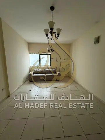شقة غرفتين وصالة مع غرفة خادمة للإيجار السنوي في الشارقة بالقرب من قناة القصباء 3 حمامات مساحات واسعة صيانة مجانية على المالك مناسبة للعائلات دفع 4 أو