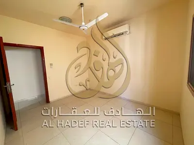 غرفتين وصالة في القاسمية – المحطة، الشارقة. بلكونة، موزع، تكييف سبليت، غاز مركزي ومساحة واسعة. قريبة من جميع الخدمات. 32 ألف سنويًا، 4 دفعات.