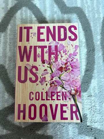 It Ends With Us by Colleen Hoover (Paperback)