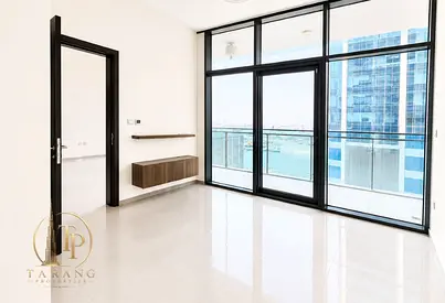 Canal Lake View | Close to Metro | Spacious
