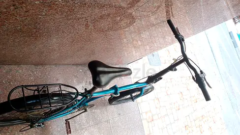 Comfortable teal city/commuter bike with rear rack - good condition