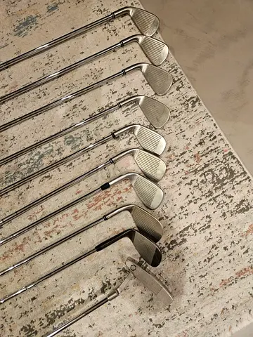 Srixon Golf Clubs. 3-8 irons & PW.