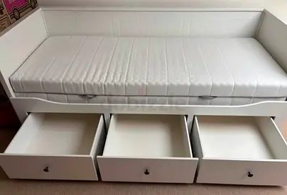 White Daybed with Trundle Drawers and Mattress – Good Condition
