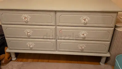 White 6-Drawer Dresser with Decorative Knobs - Good Condition