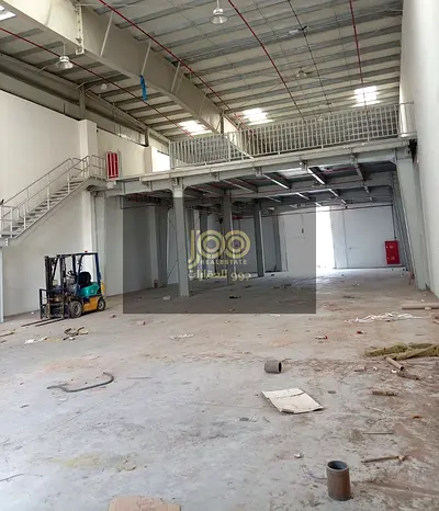 Premium warehouse with mezzanine; 40-amp power supply; suitable for various commercial and industrial activities.