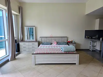 Females / Near Metro / Sharing studio