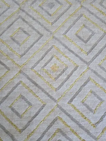 Light grey and gold geometric area rug - good condition (150x220 cm)