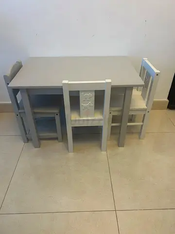 Kids table with free 3 chairs