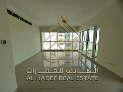 شقة غرفتين وصالة للإيجار السنوي خلف كريستال بلازا بالشارقة | غرفة خادمة | غرفة غسيل | 4 حمامات | باركن وشهر مجاني