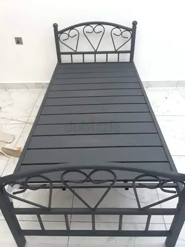 Single metal bed frame with slatted base – good condition