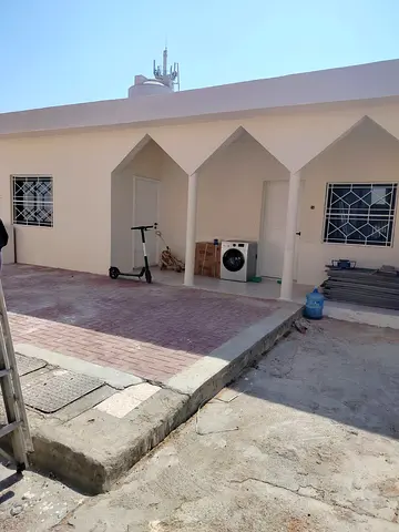 عرض مغري للإيجار السنوي في مشيرف عجمان بيت كبير مع ملحق بمساحة 15000 قدم مناسب للسكن العائلي وسكن الموظفين ويمكن عمل برتشنات