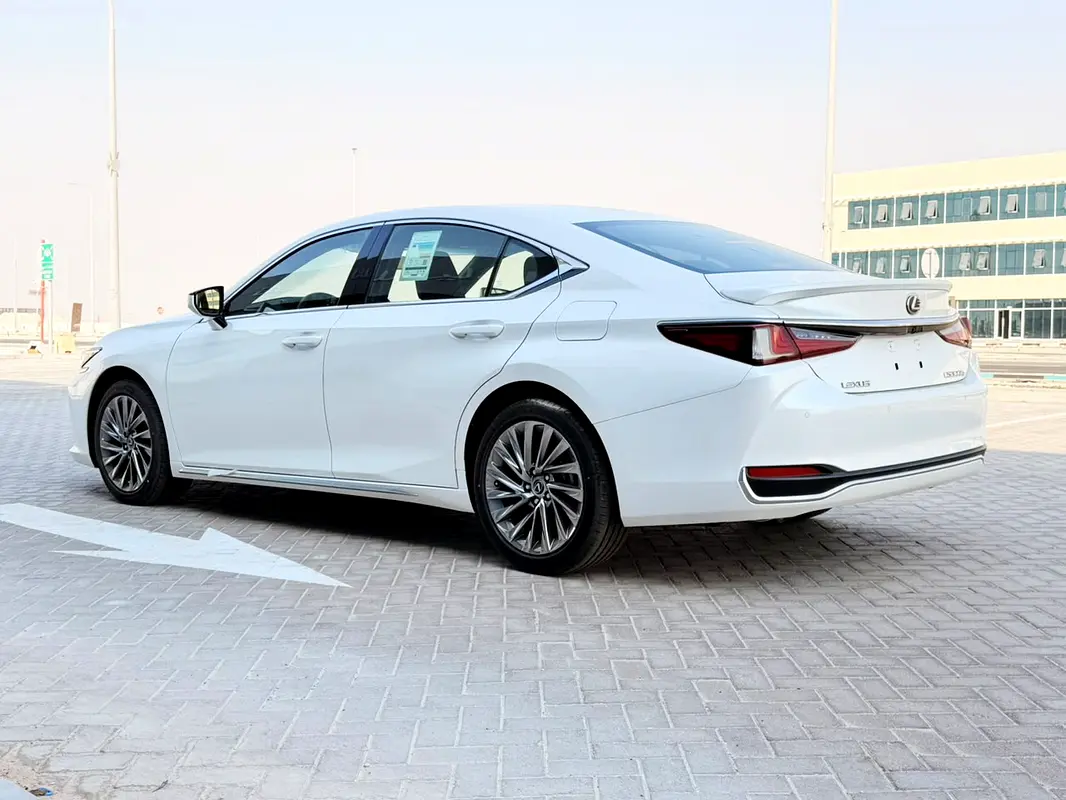 Lexus ES-Series 2025