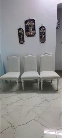 Dining table and 3 chairs for 300