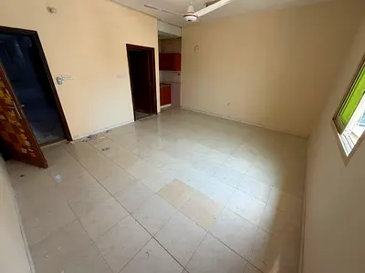 Spacious Studio Apartment - Separate Kitchen - No Air Conditioning (Air Conditioning is the Tenant'