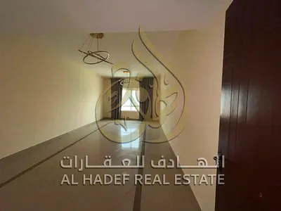 شقة 3 غرف وصالة واسعة للإيجار السنوي في الشارقة مع غرفة خادمة وإطلالة بحرية وبلكونة وخزائن بالحائط وباركينج مجاني ومساحات ممتازة مناسبة للعائلات بسعر