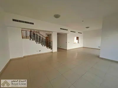 Very Well Maintained villa for rent in St9