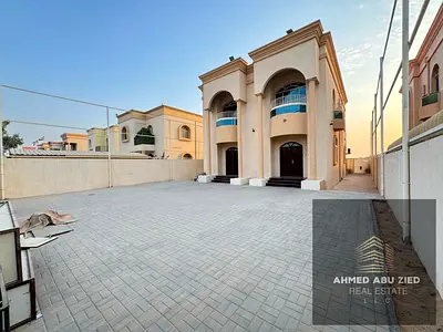 5 غرفة منهم 3 غرفة ماستر \ صالة كبيرة \ مجلس رجالي \ مطبخ واسع \ 5 حمام تشطيب راقي \ غرفة خادمة \ تسهيلات في الدفع \ قريب لمخرج دبي الشارقة