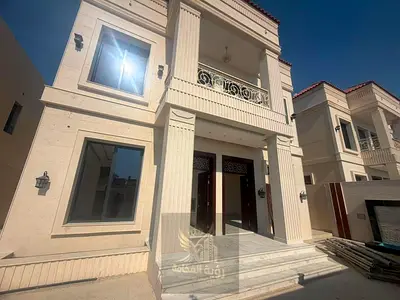 فيلا للبيع  بمساحة كبيرة وسعر مميز . فيلا في الزاهية على مساحة 3,000 قدم .  الدور الأرضي فيه صالتين واسعات، حمامات، مطبخ كبير، وغرفة ماستر. الدور الأو