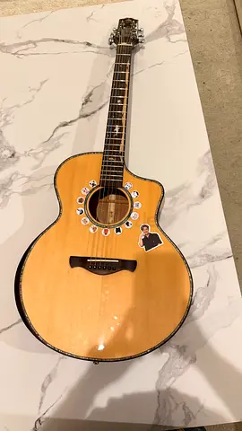 I’m selling an acoustic guitar in good condition. It has a beautiful glossy body and a comfortable