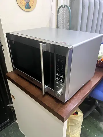 Black & Decker - Countertop Microwave Oven - Silver, Good Working Condition