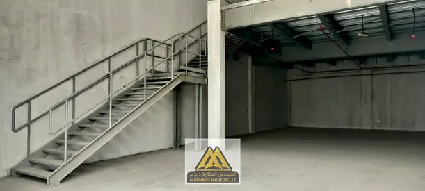 A spacious warehouse with practical ground and mezzanine areas, and a strategic location suitable for storage, commercial, and industrial activities.