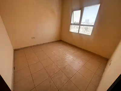 شقة غرفة وصالة بصالة منفصلة ومساحة كبيرة، مع تكييف أسبلت وصيانة على المالك. تقع الشقة في موقع مميز بالقرب من شارع الكويت