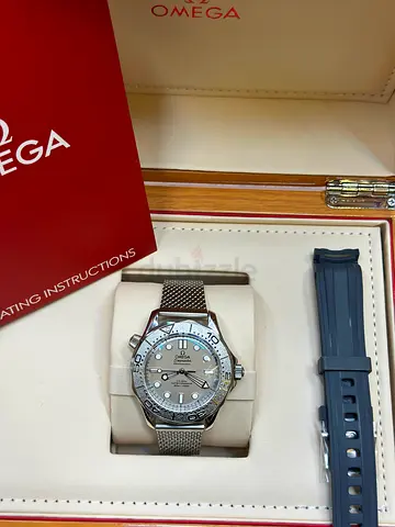 This Omega Seamaster Diver 300M Co-Axial Master Chronometer 42 mm (Ref. 210.30.42.20.06.002) feature