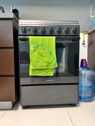 Toshiba 60cm freestanding gas oven with stove - good working condition