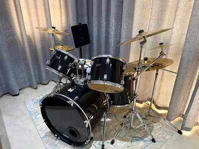 Acoustic drums set