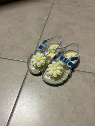 Baby girl clear jelly sandals with flower detail - size small