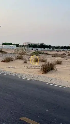 For sale: residential land in Sharjah, Al Houshi area, old plot. Area: 20,000 sq ft. Very excellent location on a paved street, close to all servi