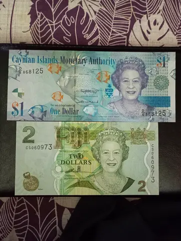 banknotes 2 different unc