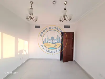 شقة جديدة واسعة مكونة من غرفة نوم واحدة وصالة مع مطبخ قريب وموقف سيارات